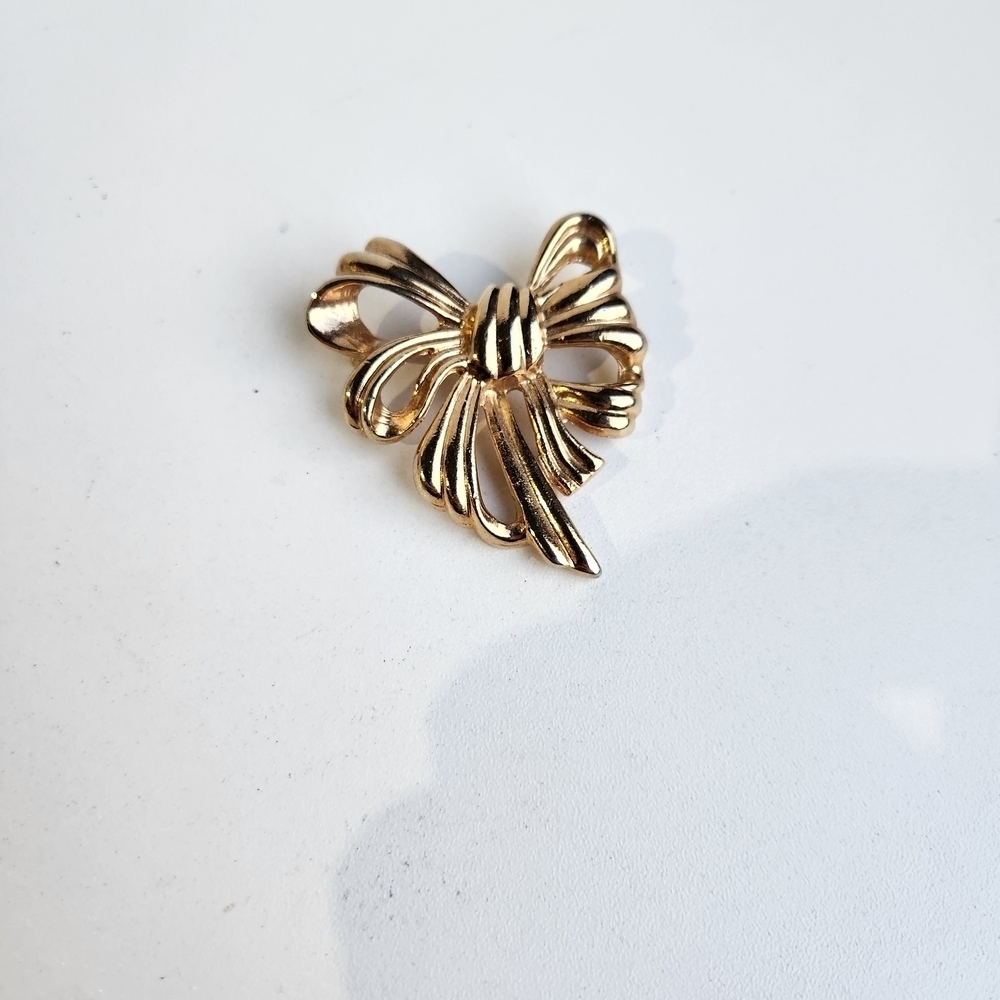 Elegant Gold Bow Brooch